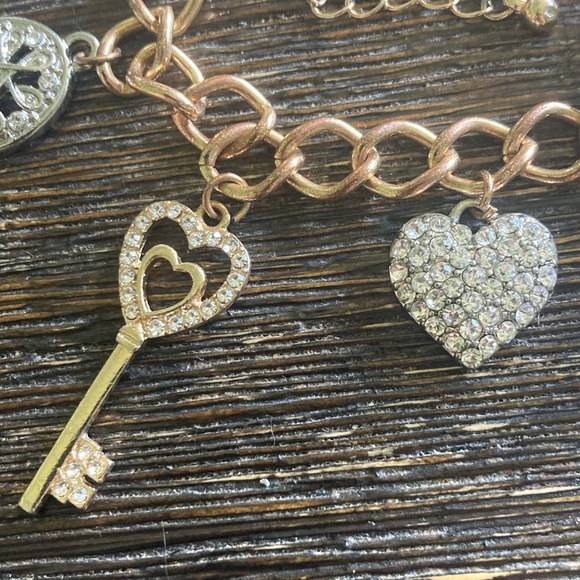 🌸 (2/$20) Key To Your Heart Charm Bracelet - Picture 4 of 6